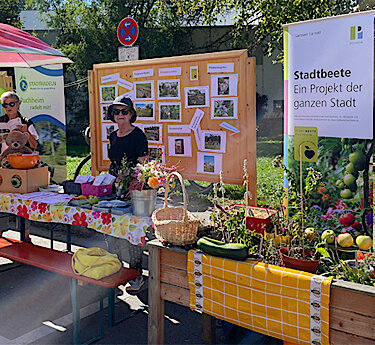 Der Stadtbeete-Infostand mit Bannern und Bildern Der Stadtbeete-Infostand mit Bannern und Bildern